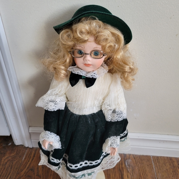 Vintage Musical porcelain doll - Picture 2 of 3